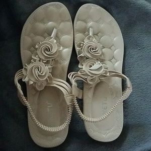 Siketu nude sandals